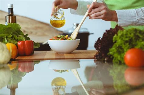 M Os Humanas Desconhecidas Cozinhando Na Cozinha Mulher Est Ocupada