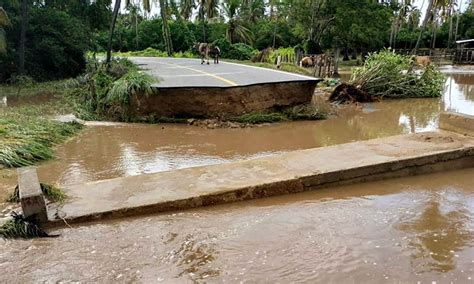 Tras 15 horas varados rescatan a una familia atrapada en río de Tecpan