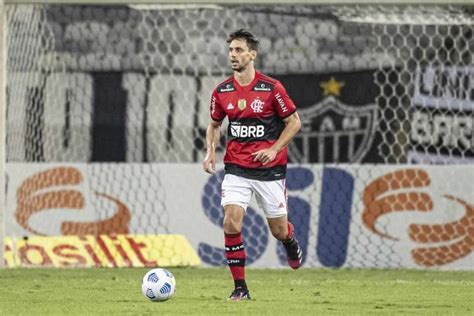 Rodrigo Caio Sente Dores No Joelho Durante Aquecimento E Desfalca O