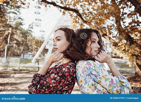 Deux Jeunes Femmes En Robes Vintage Se Dressent Dans Le Parc D Automne