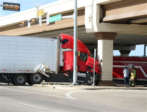 Tractor Trailer Crashes Into Pillar Near Laredo S Saunders Loop 20