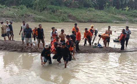 Terpeleset Lalu Kejar Sandal Hanyut Terbawa Arus Bocah SD Tewas