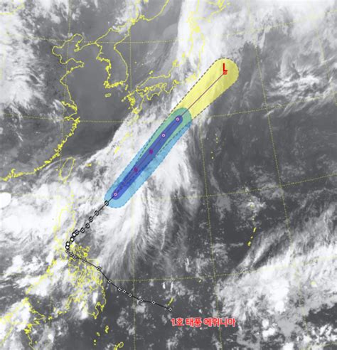 제1호 태풍 에위니아 일본 오키나와 남쪽 해상서 북동진 중