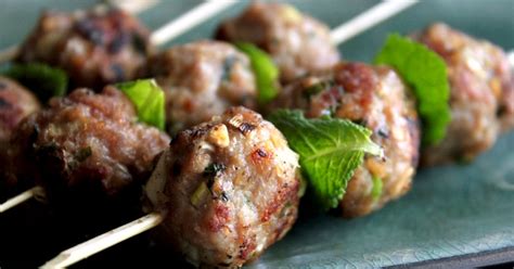 Nem nuong: Vietnamese Pork Meatballs with Mint Recipe - (4.1/5)