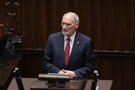 Podkomisja smoleńska zlikwidowana ale Macierewicz ją zwołał Nie ma