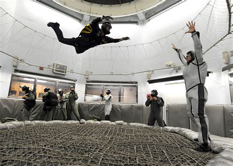 banco de imagens pessoas saltar militares aviacao treinamento