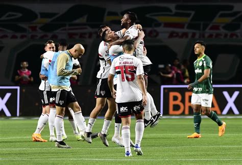 Jogador do São Paulo sofre fratura na partida contra o Palmeiras