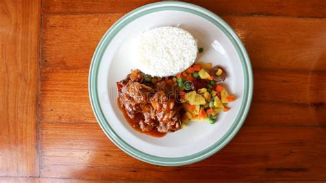 Cerdo Guisado Con Arroz Y Salsa O Arroz Coronado Con Cerdo Guisado