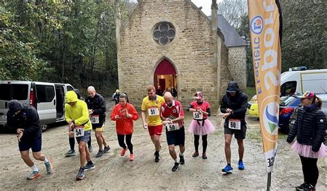 Malgré La Pluie Ils Ont Couru De Chapelle En Chapelle Dans Le Pays De