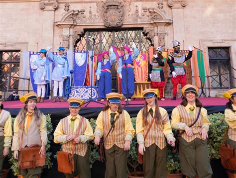 Los Pajes Reales Llegan A La Plaza De Cort En Palma Mallorca Global Mag