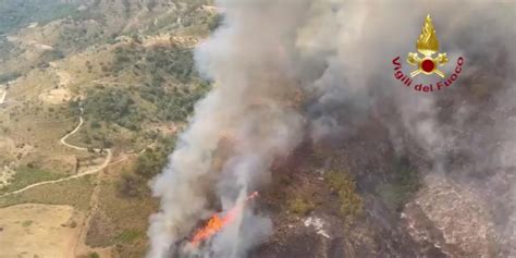 La Provincia Di Enna Brucia Da Tre Giorni Nel Video Canadair In Azione