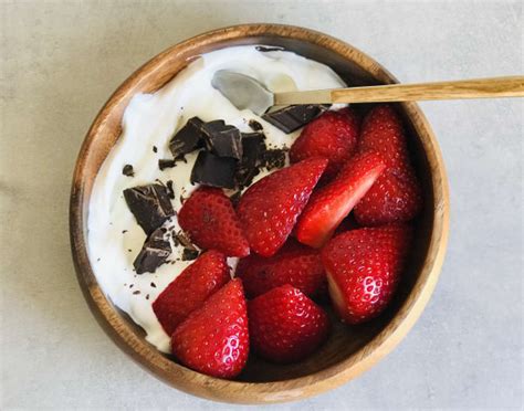 Snack De Yogur Con Fresas Y Chocolate Receta Ekilu