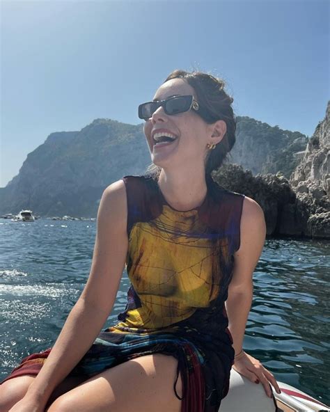 Camila Sodi Muestra Hasta Las Anginas Con Blusa Trasl Cida En Italia