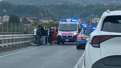 Donna Tenta Di Buttarsi Dal Ponte Della Tangenziale Fermata Da Alcuni