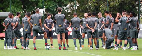 Torcida atleticana faz cobrança na porta do CT e Larghi perde titular