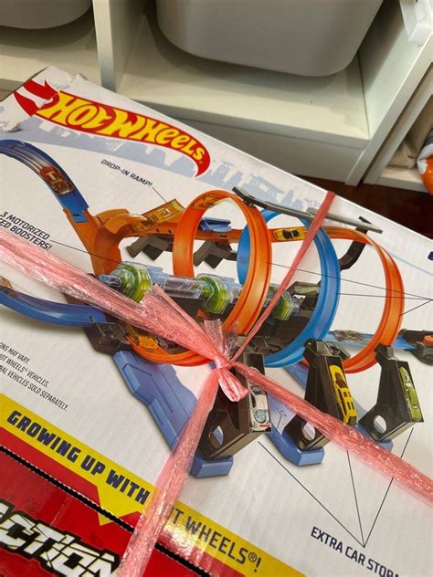 Hot Wheels Corkscrew Crash Track Set Hobbies Toys Toys Games On Carousell