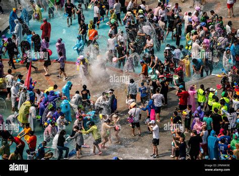 Jinghong China S Yunnan Province Th Apr People Splash Water