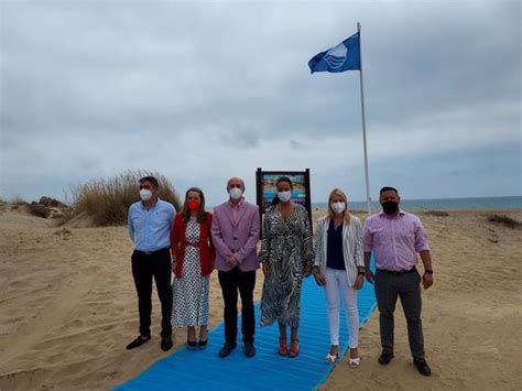 El Alcalde De Lepe Y La Delegada De Turismo Izan La Bandera Azul En La