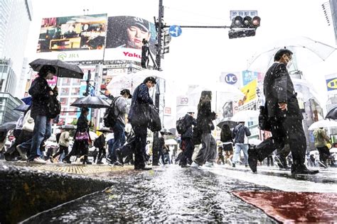 日本破纪录暴雨 交通大规模中断 多人死伤 Nestia