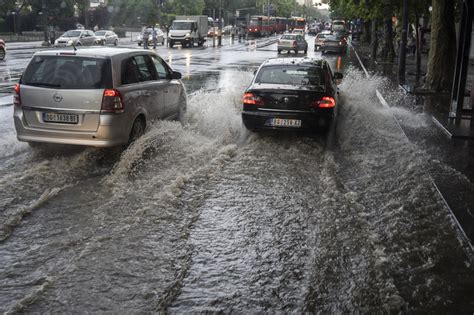 Jako Nevreme Se Sru Ilo Na Beograd Ulice Pod Vodom Automobili Se