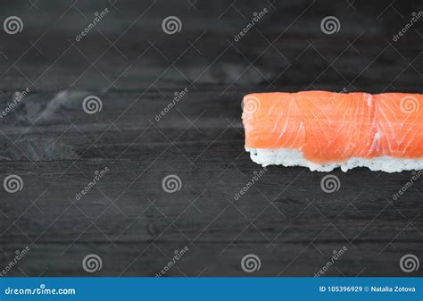 Rollo De Sushi Con Los Salmones Y El Aguacate Imagen De Archivo