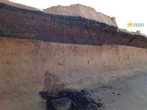 Mar agitado na praia do Farol engole faixa de areia no Rádio Velho