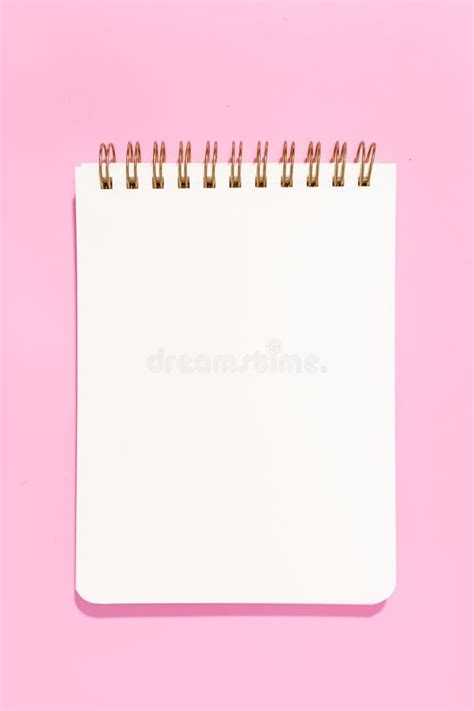 Cuaderno De Papel Blanco En Blanco Aislado En Fondo Rosa Foto De