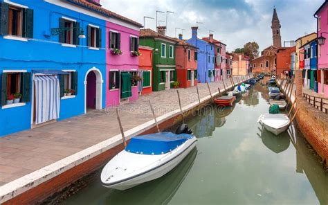 Fachadas De Casas Antiguas Tradicionales En La Isla De Burano Foto De