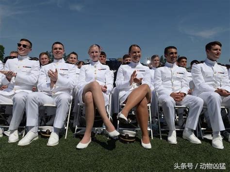 美國海軍學院舉行畢業典禮 靚麗女軍官惹眼 每日頭條