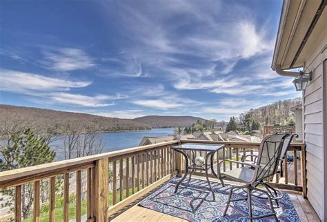 Deep Creek Lake Townhome w/Deck & Water Views Has Wi-Fi and Washer