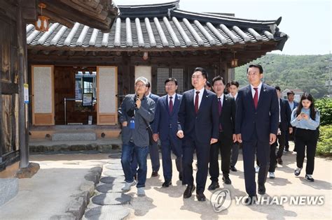 고 김영삼 전 대통령 생가 방문한 김기현 대표 연합뉴스