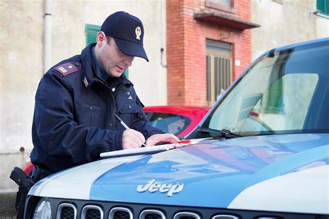 Firenze Scappano Contromano Su Auto Rubata Presi Dopo Folle Fuga