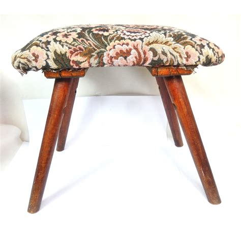 Ancien Tabouret En Bois Avec Assise Tissus Fleuri