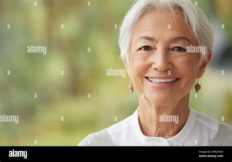 Femme âgée Souriante Avec Espace De Copie Sur Le Côté Portrait Dune