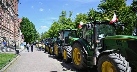 Traktory przed urzędem wojewódzkim w Szczecinie Protest rolników RMF 24