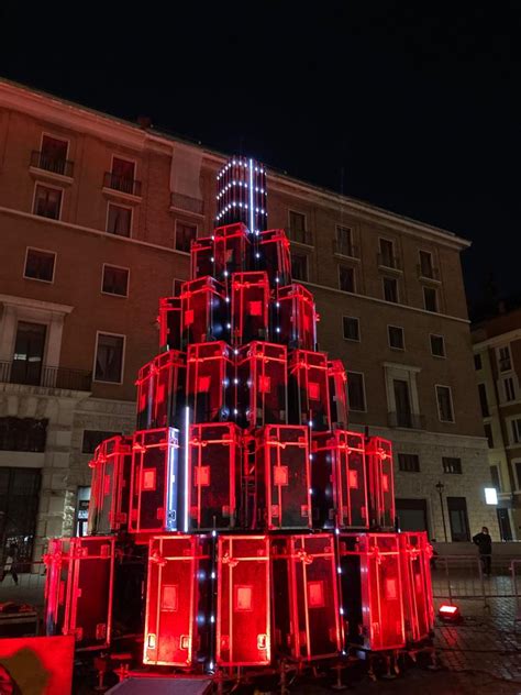 L Albero Di Natale Coi Bauli La Protesta Insatallazione Dei