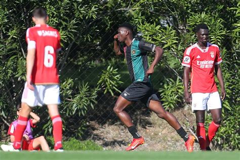 Sub 23 do Benfica dão apoio a João Neves mensagem no jogo da Liga