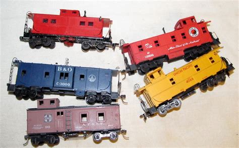 5 Vintage Caboose HO Model Train Car Lot RIVAROSSI ATHEARN AHM VARNEY