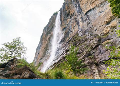 Vattenfallet Och Enormt Vaggar Dal Av Vattenfall I Lauterbrunnen