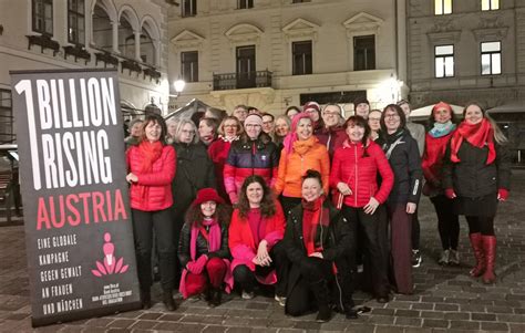 Tanz gegen Gewalt One Billion Rising am Mödlinger Schrannenplatz