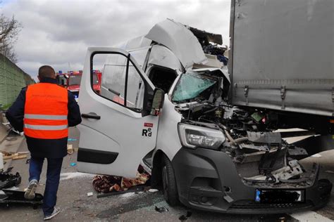 Unfall A61 Transporter gerät ungebremst unter Sattelzug 21 Jähriger