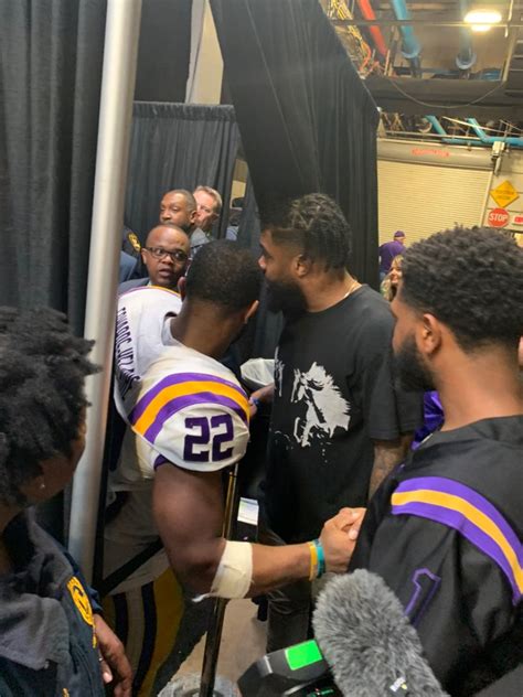 PHOTO Ezekiell Elliott Was Allowed In LSU Locker Room