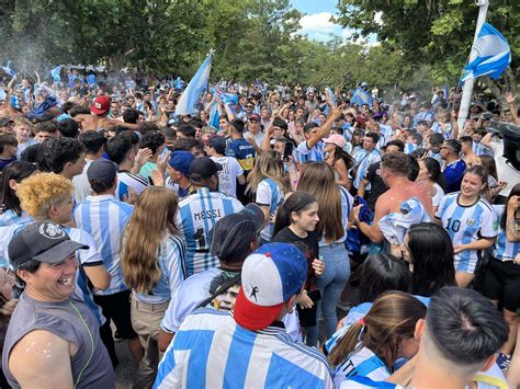 Mundial Qatar 2022: cientos de montenses coparon la plaza Alsina para