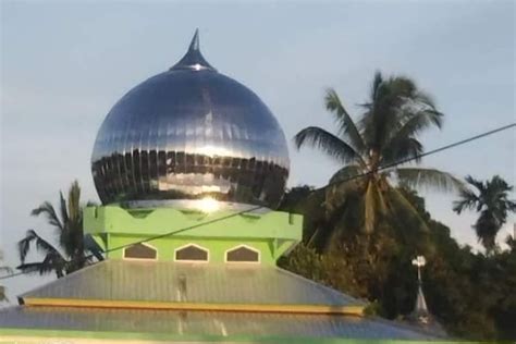 Hiasan Kubah Masjid Dari Emas Senilai Rp Miliar Di Pulau Buru Maluku