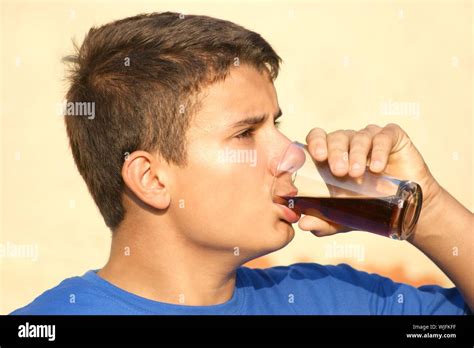 Ni O Bebiendo Coca Cola Fotograf As E Im Genes De Alta Resoluci N Alamy