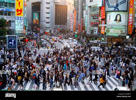 Los Peatones Llenando El Paso De Peatones En El Distrito De Shibuya De