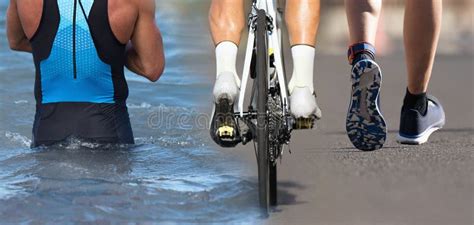 Triathlon Nuoto In Bicicletta Uomo Triatleta Con Ironman Race Concept