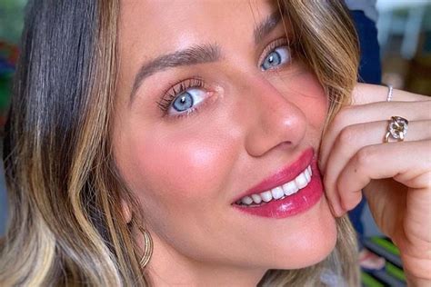 Giovanna Ewbank presta homenagem ao pai Roberto pelo aniversário