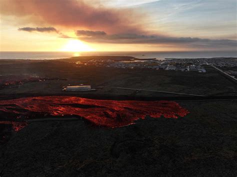 Lava Flow Eases Near Grindavík, Southern Fissure Halts