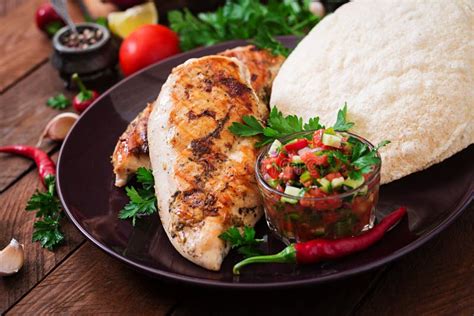 Pechuga De Pollo Asada A La Parrilla Con Salsa Fresca Del Tomate Imagen